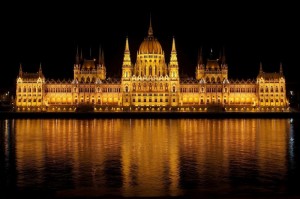 Das Parlament in Budapest bei Nacht