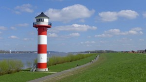 Ein Leuchtturm auf dem Elberadweg am Nord-Ostsee-Kanal
