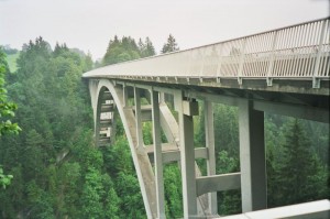 Die deutsche Alpenstraße führt über die Eschersbacher Brücke
