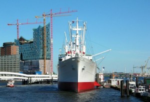 Der Hamburger Hafen mit Blick auf die Elbphilharmonie
