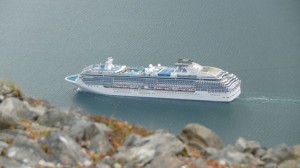Kreuzfahrtschiff vor Felsen