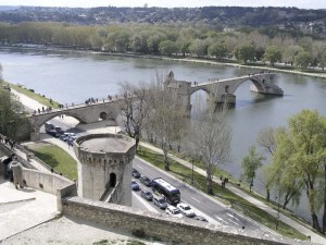 Der berühmte Pont d'Avignon, die historische Brückenruine in Avignon