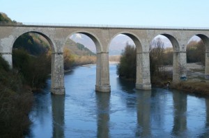 Eine historische Brücke in der malerischen Landschaft der Provence