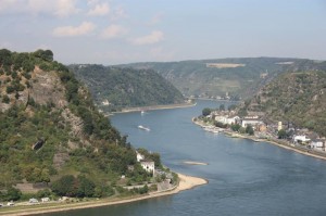 Der Rhein schlängelt sich durch schöne Landschaften