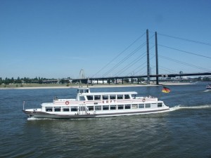 Ein Ausflugsschiff auf dem Rhein