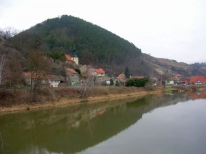 Durch Böhmen fließt die Berounka vorbei an malerischen Dörfern und Städten Durch Böhmen fließt die Berounka vorbei an malerischen Dörfern und Städten