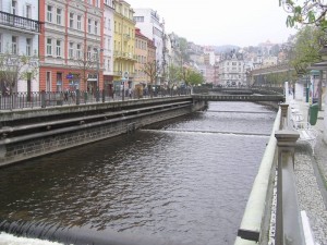 Die Tepla fließt durch den Kurort Karlsbad Die Tepla fließt durch den Kurort Karlsbad