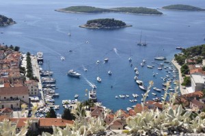 Blick auf den Hafen von Hvar an der Adriaküste