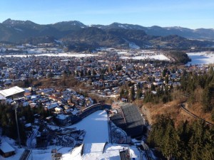 Blick von der Skisprungschanze in Oberstdorf auf die Alpen