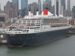  Die Queen Mary 2 im Hafen vor der New Yorker Skyline