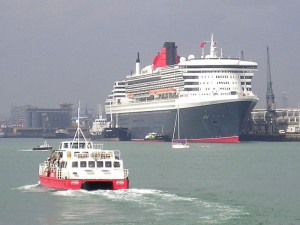 Aus dem Hafen von Southampton steuert die Queen Mary über den Atlantik
